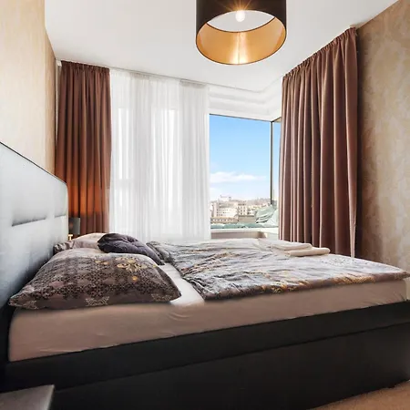 Panorama In Downtown Area With Free Parking And Castle View * Братислава