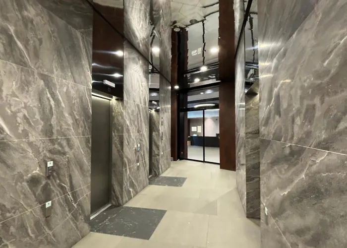 Panorama In Downtown Area With Free Parking And Castle View