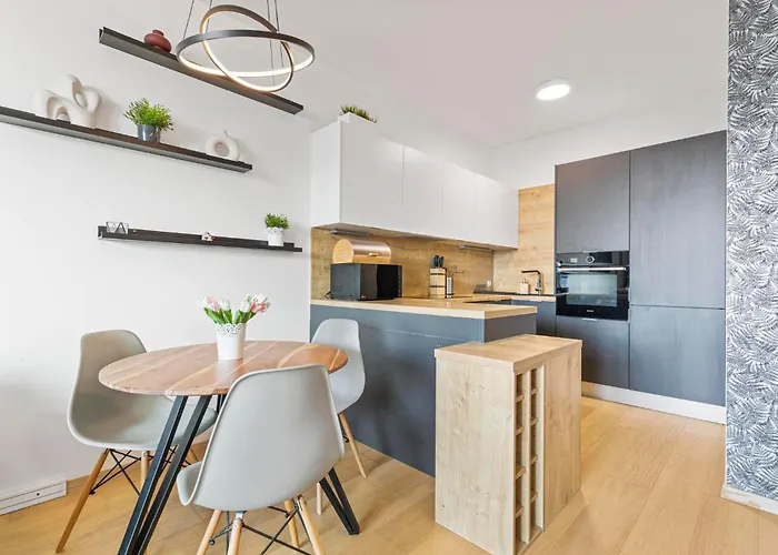 Panorama In Downtown Area With Free Parking And Castle View