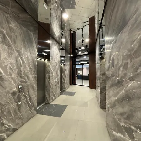 Panorama In Downtown Area With Free Parking And Castle View