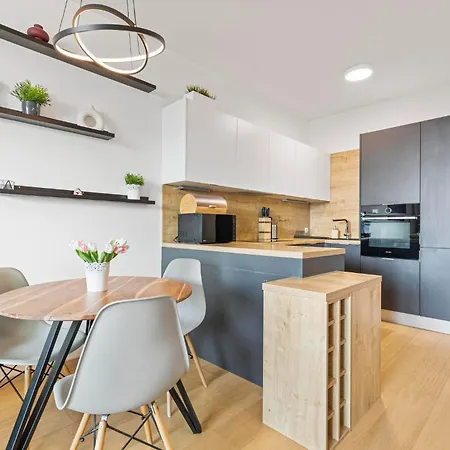 Panorama In Downtown Area With Free Parking And Castle View