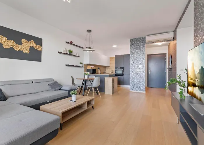 Panorama In Downtown Area With Free Parking And Castle View